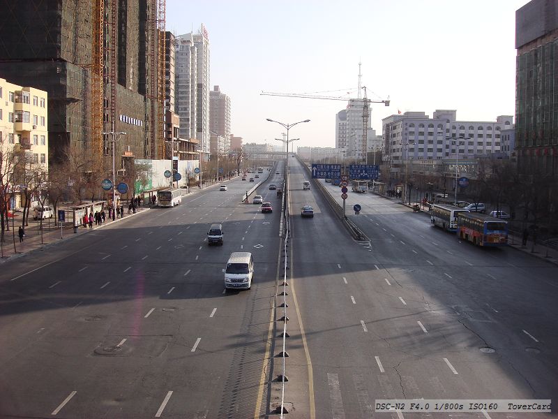 中山路宽阔的路面，两侧林荫道和建筑