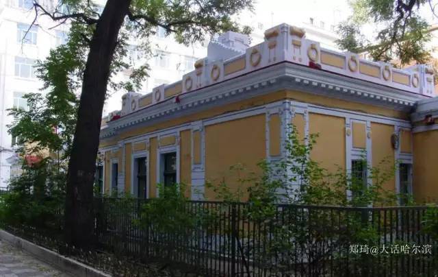 建筑侧翼和体量转折，展示群体的复杂组合