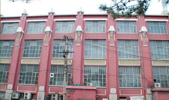 西大直街上的建筑立面与城市交通并存