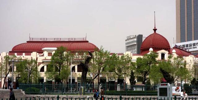 博物馆内部大厅，高大的穹顶和空间举架