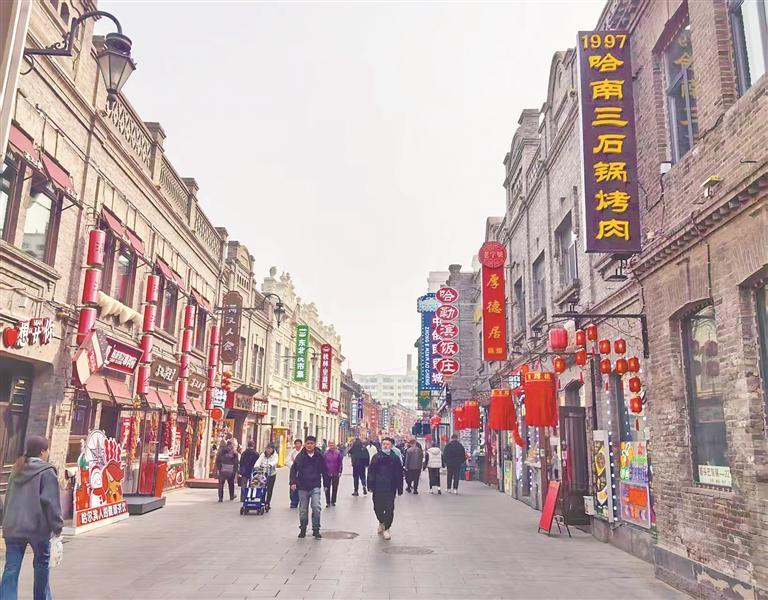 南二道街改造后的街景，传统红灯笼和本土餐饮品牌，路宽约10米