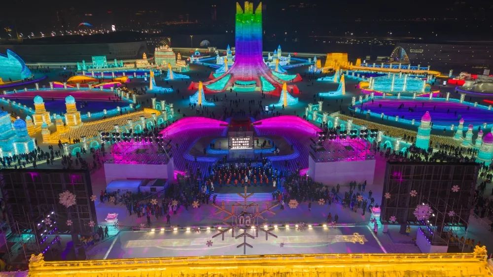 兆麟公园冰灯游园会夜景，彩色冰雕在夜幕中发光