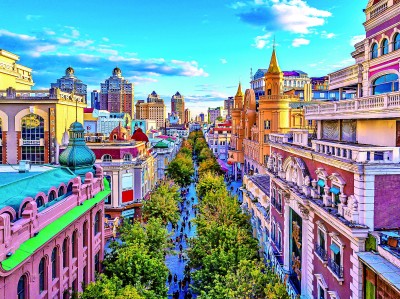 中央大街夜晚街景,建筑灯光和行人