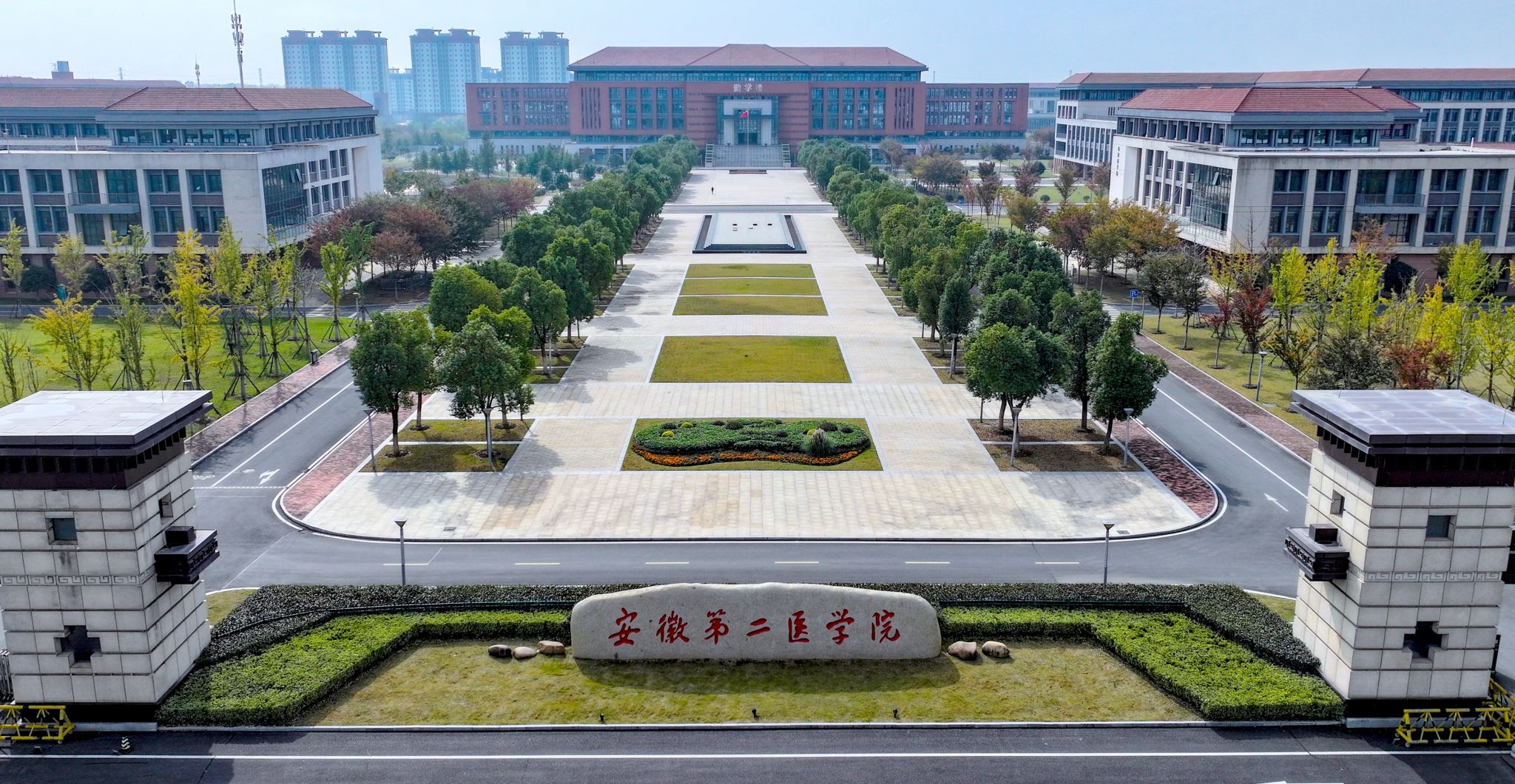 安徽医科大学梅山路校区校门、主路与校园轴线实景