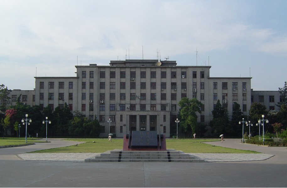安徽大学南门内侧：进校后的道路和主楼方向