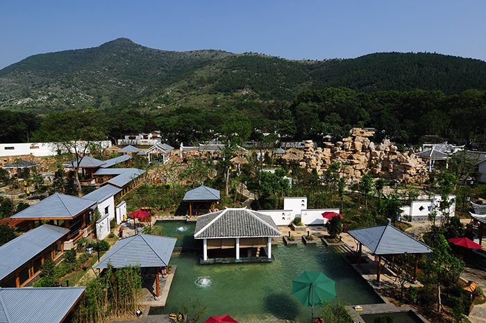 度假区温泉池与汤山坡脚