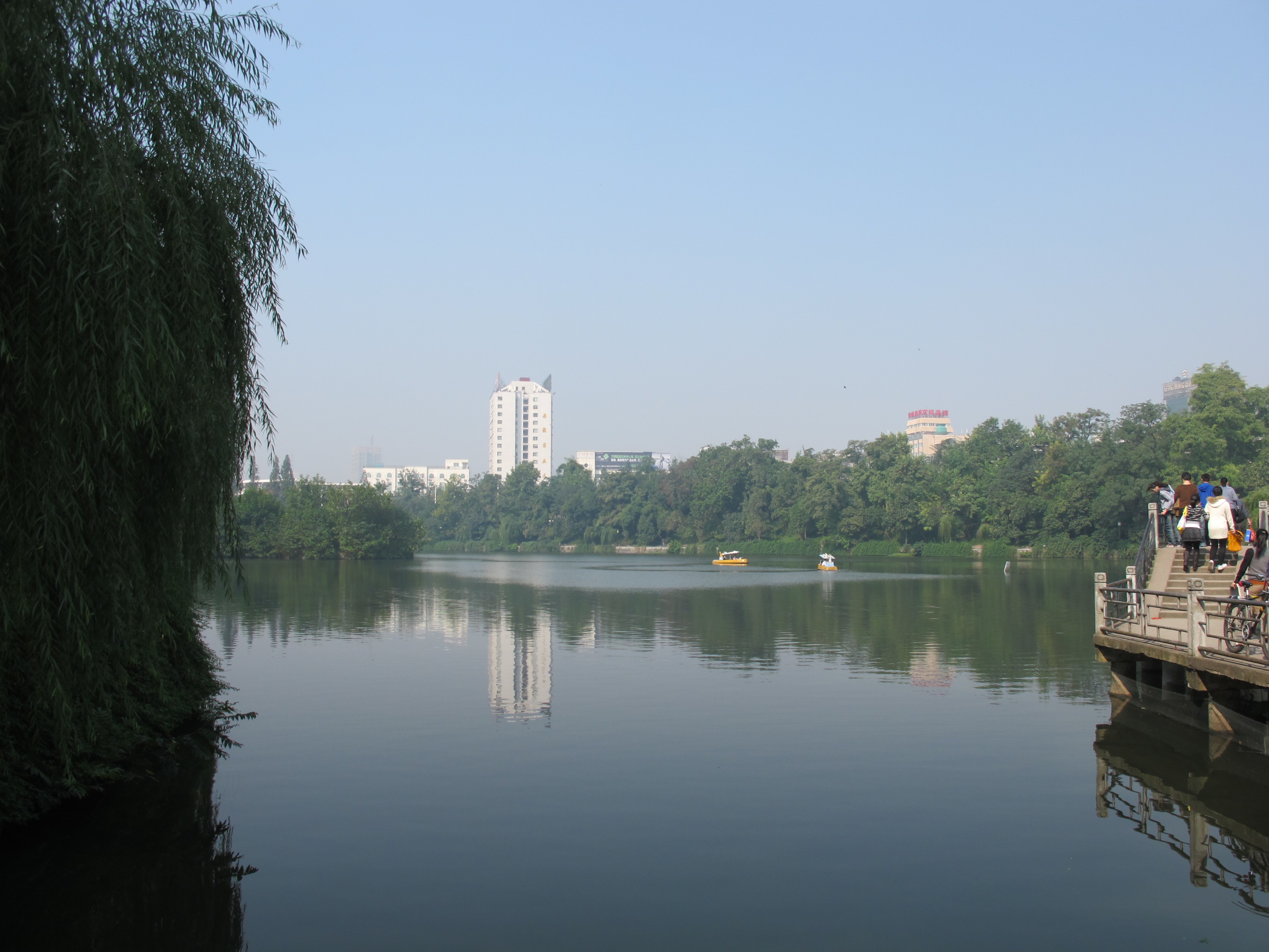 包公祠外的包河水面和跨水小桥