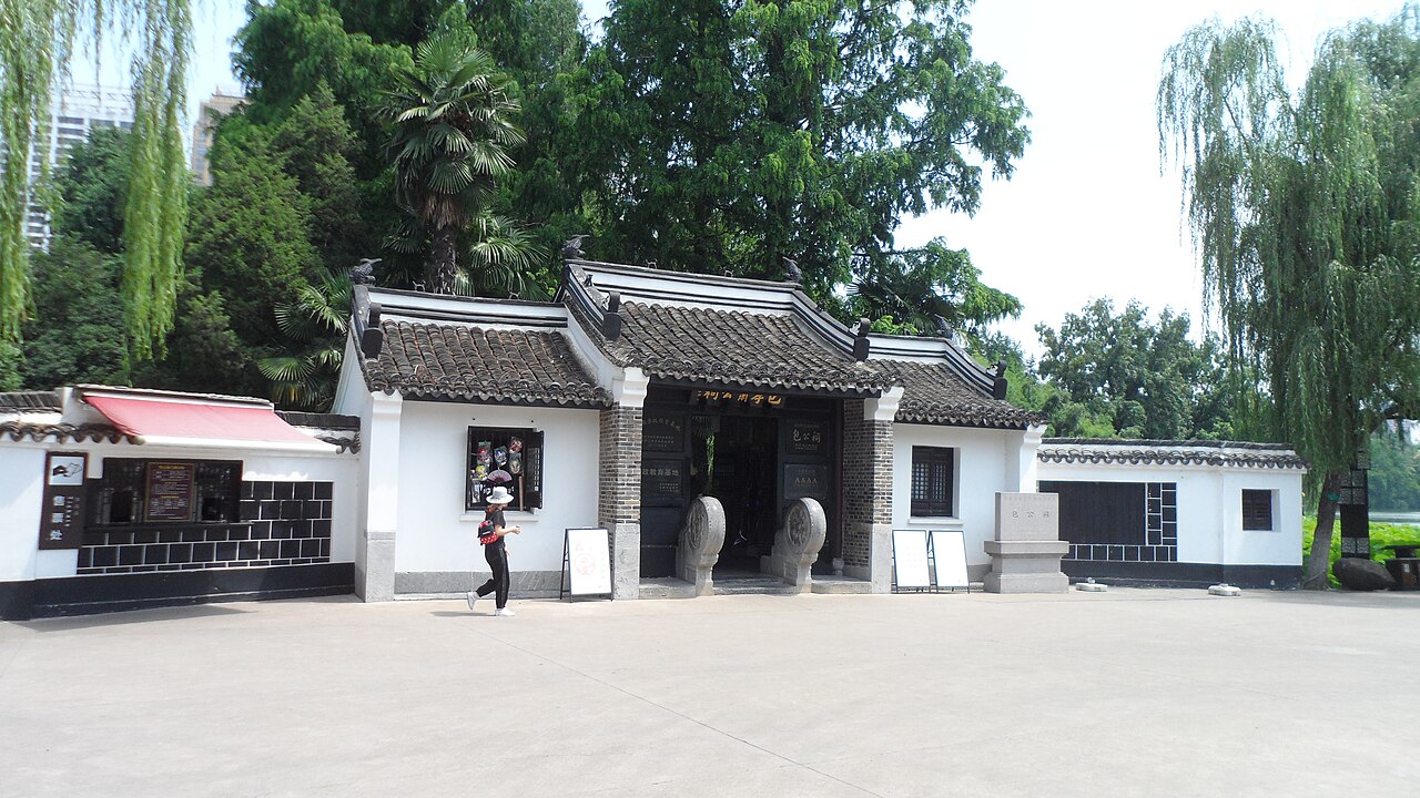 包公祠建筑群全景：三合院白墙青瓦立在河中小岛上