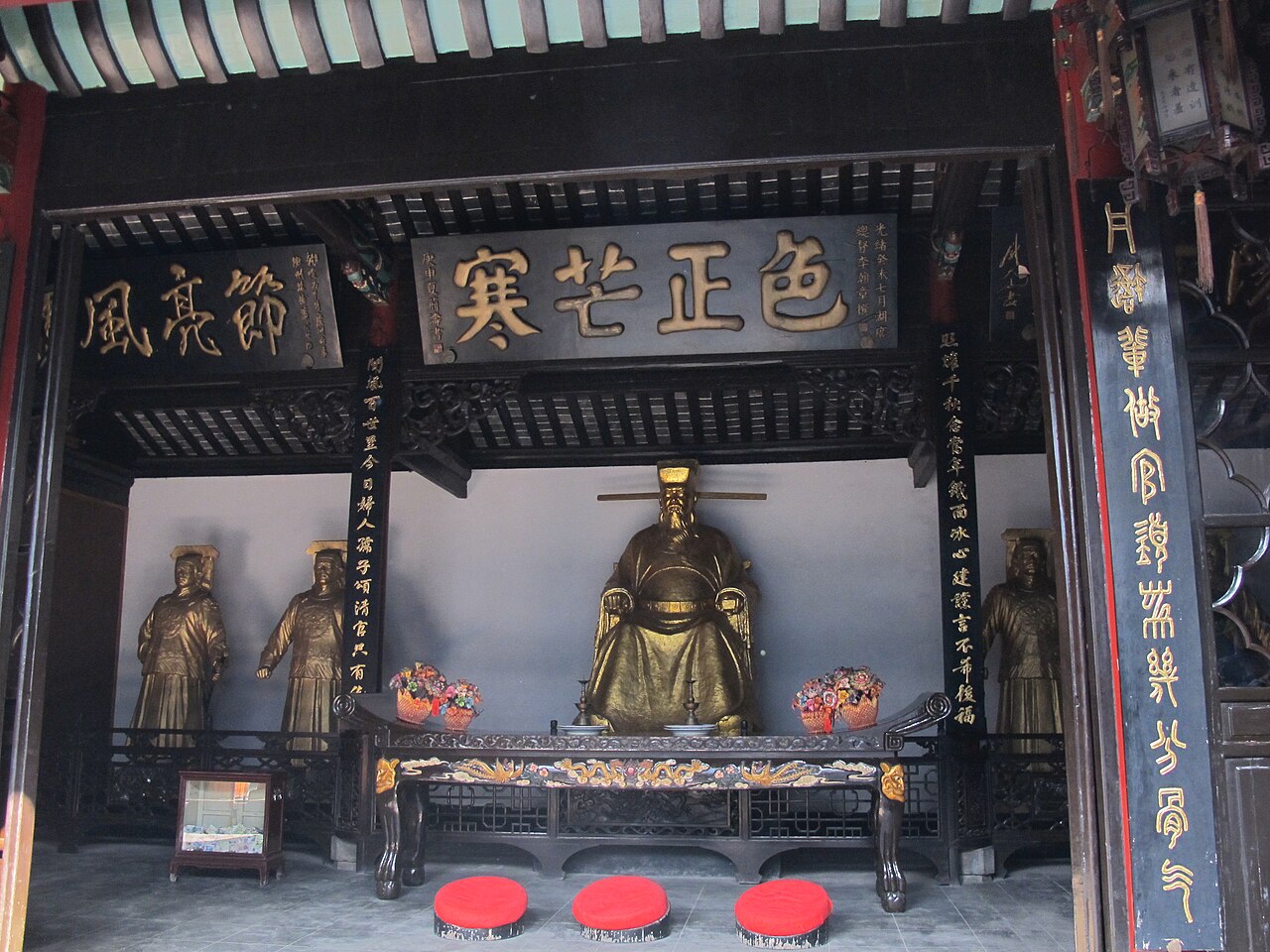 包公祠正殿内的包拯塑像