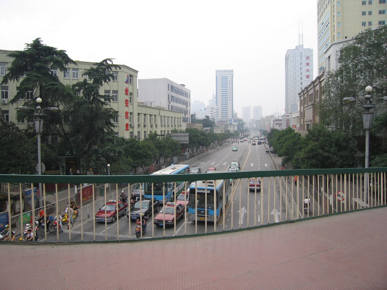长江中路今天的路幅和街面界面