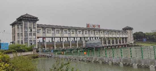 当代闸站16孔开启状态