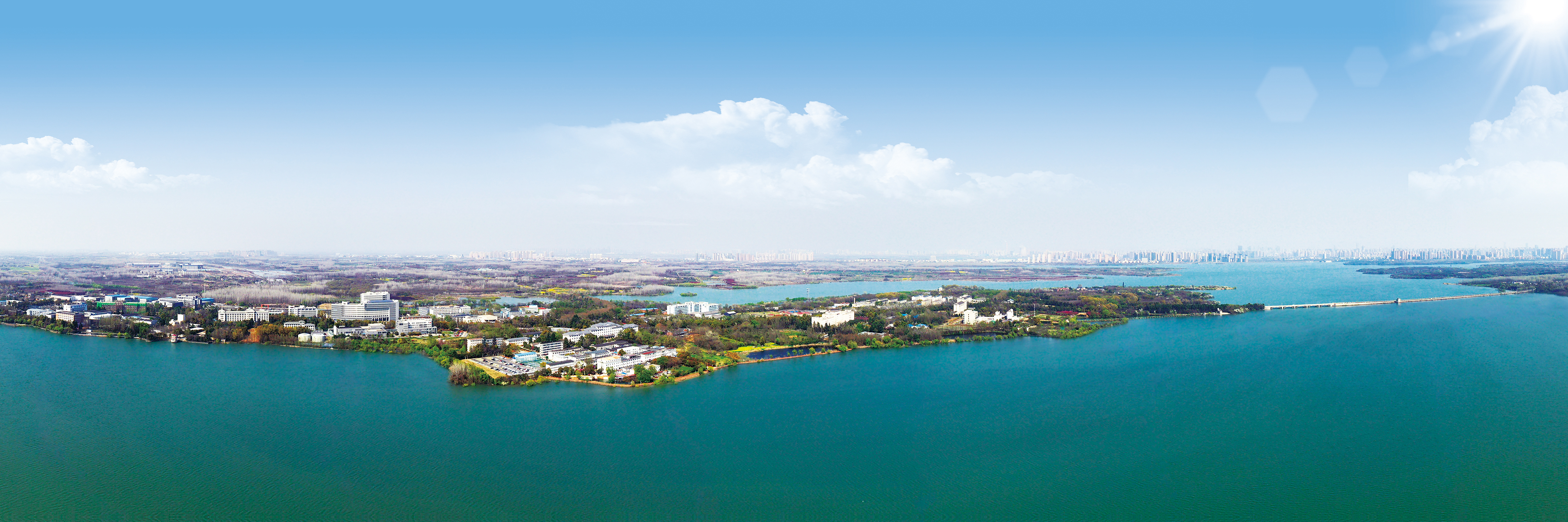 科学岛全景：董铺水库中央的半岛，低密度科研楼和道路系统