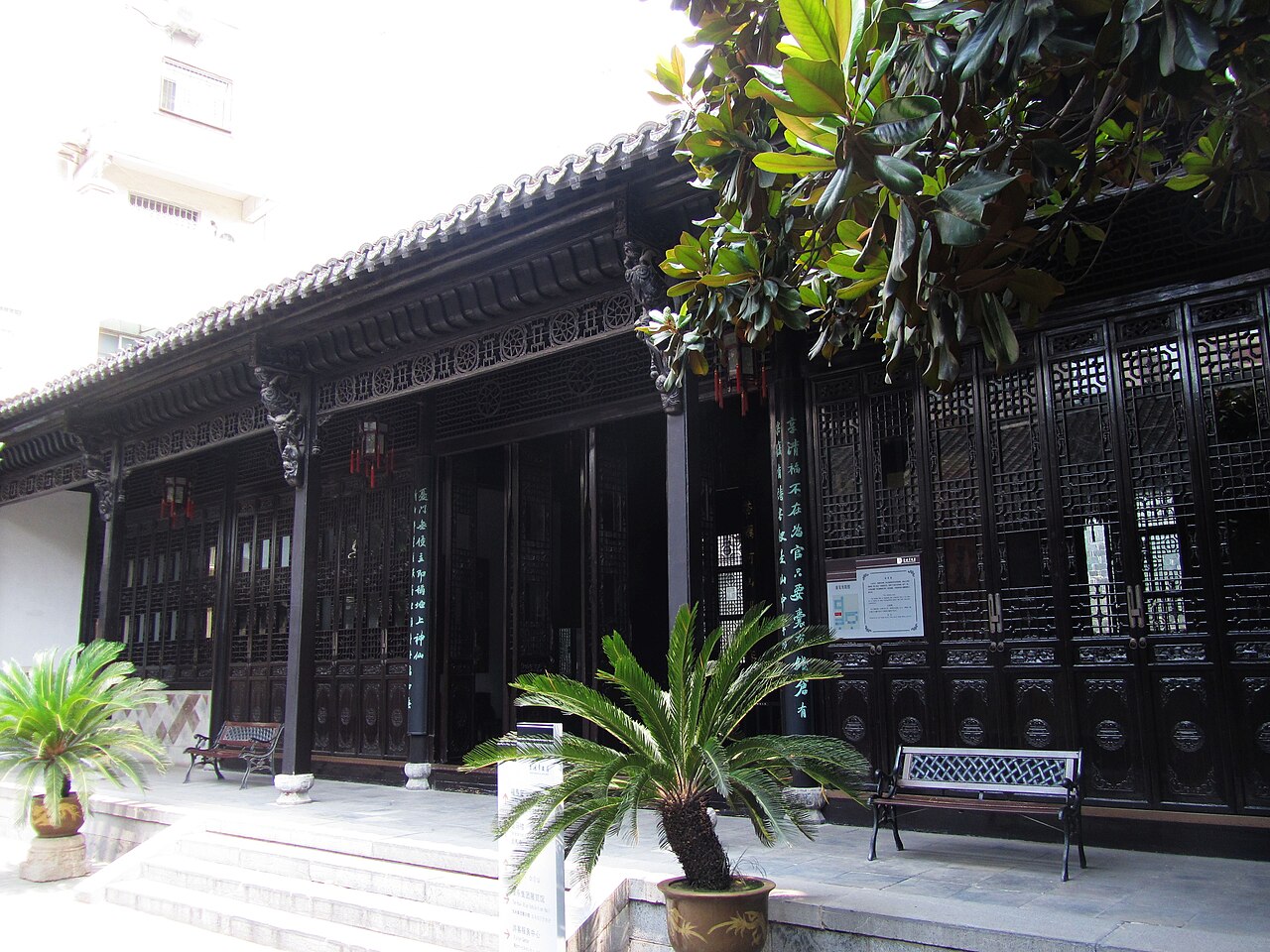 福寿堂立面，高约9米，斗榫梁架无铁钉，木雕格门保存完好