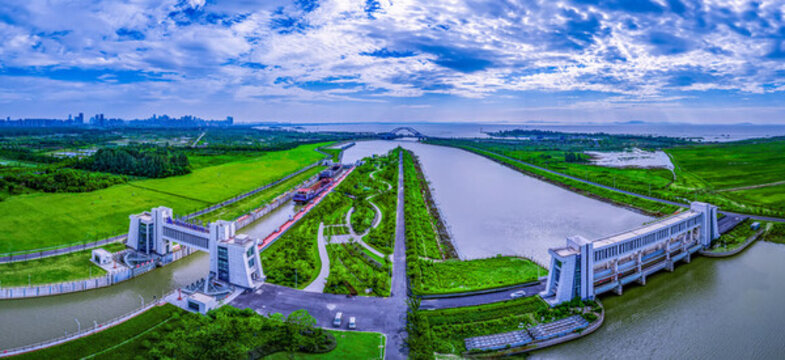 派河口船闸闸室、闸门和两侧引航道实景