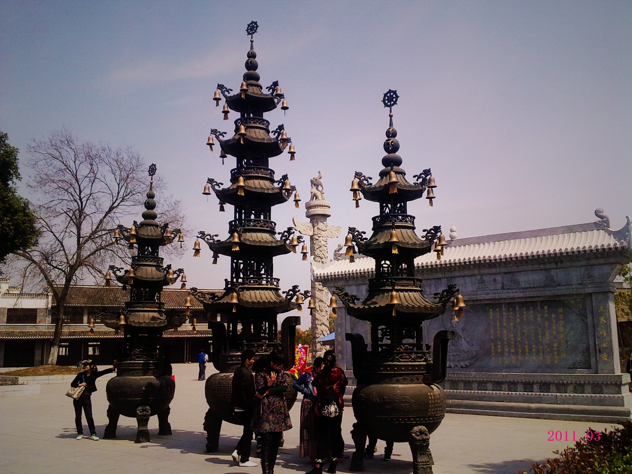 沿河建筑与水面