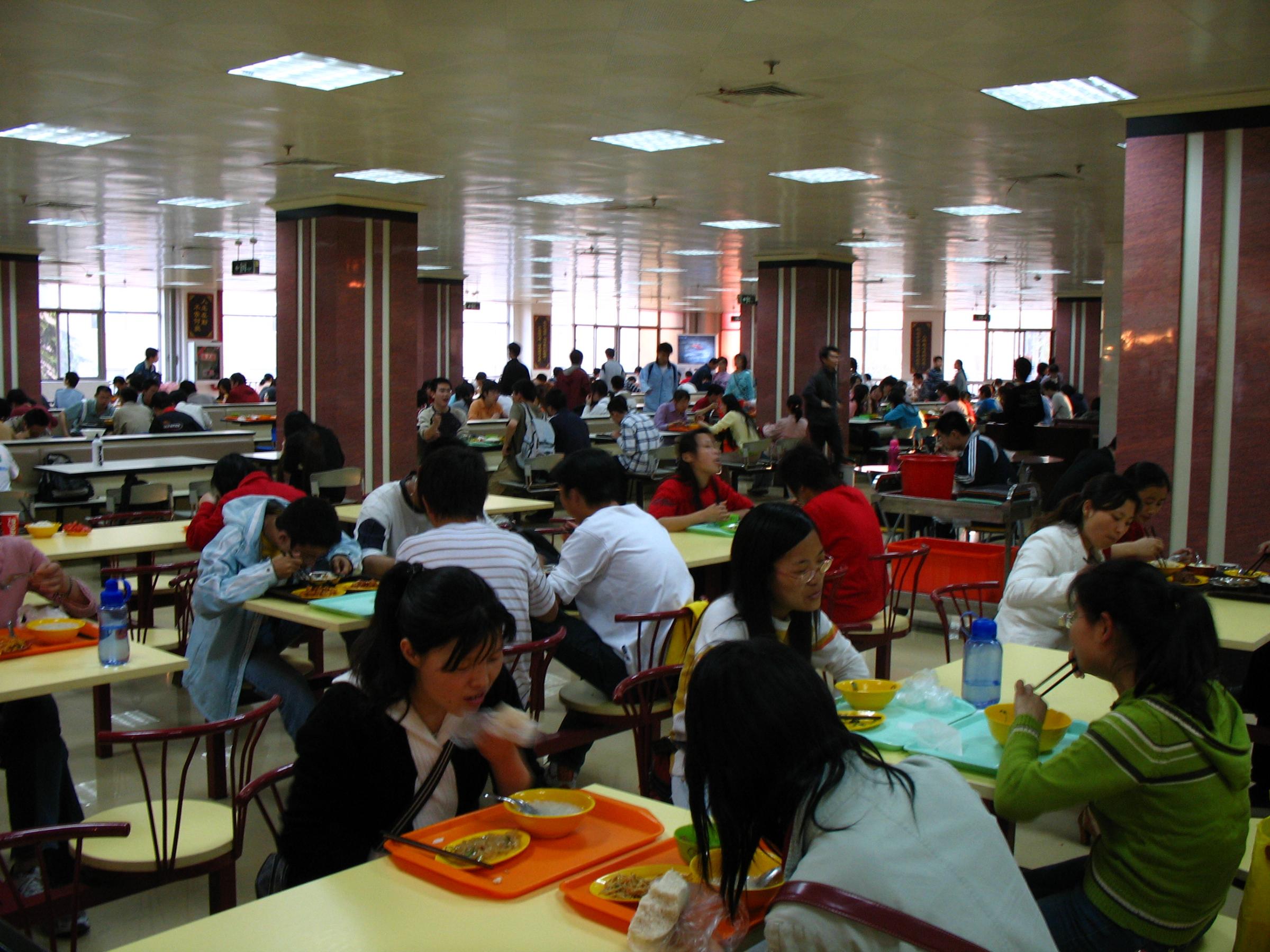 东区食堂就餐场景