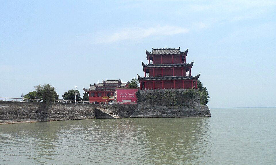 中庙临湖建筑和石基，庙身直接建在伸入巢湖的凤凰矶上