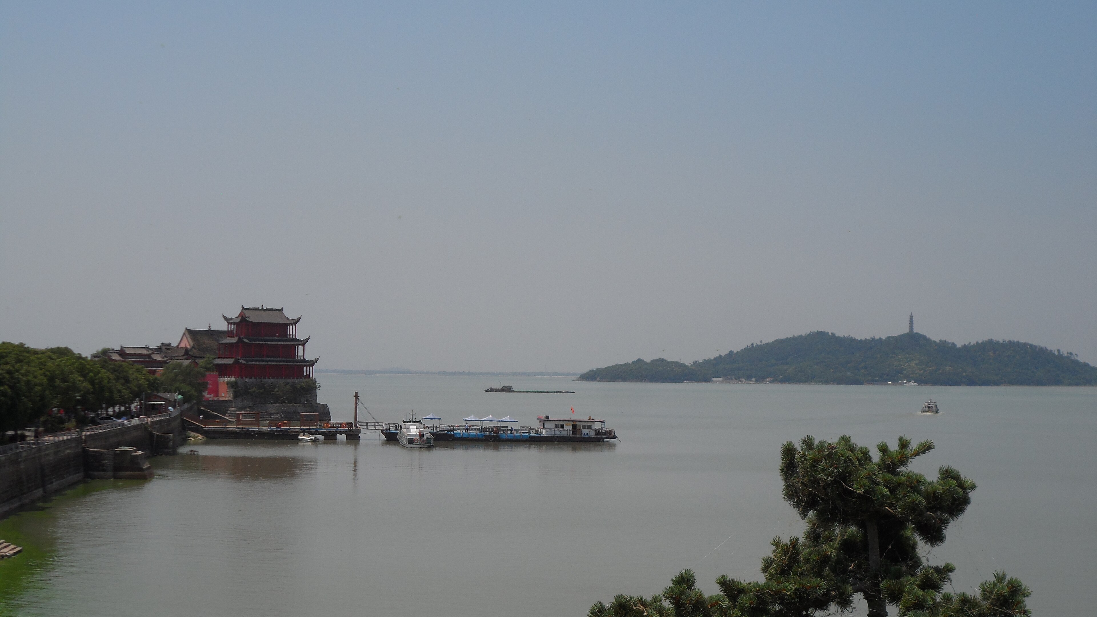 中庙与姥山岛同框：庙的建筑群、巢湖水面和姥山岛在同一个画面里出现