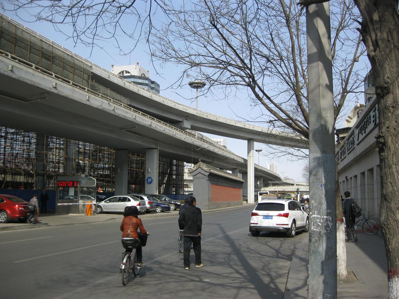 绥远城街景：新城新旧建筑并置的城市景观