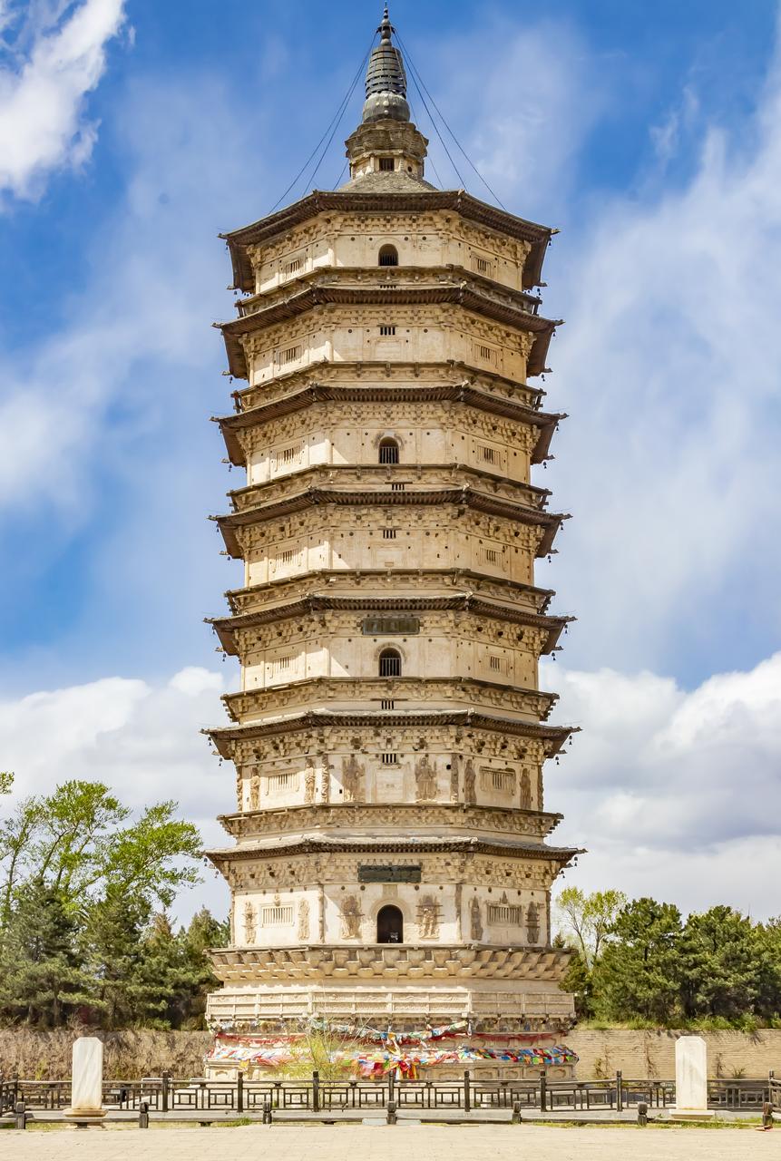 万部华严经塔（白塔）矗立在呼和浩特东郊的开阔地带
