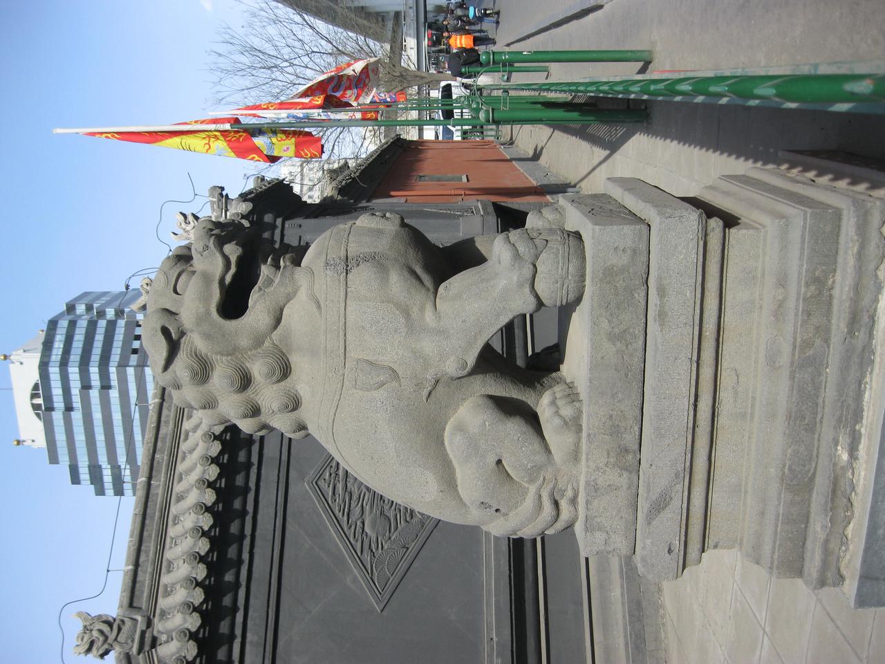 新华大街从石狮前擦身而过