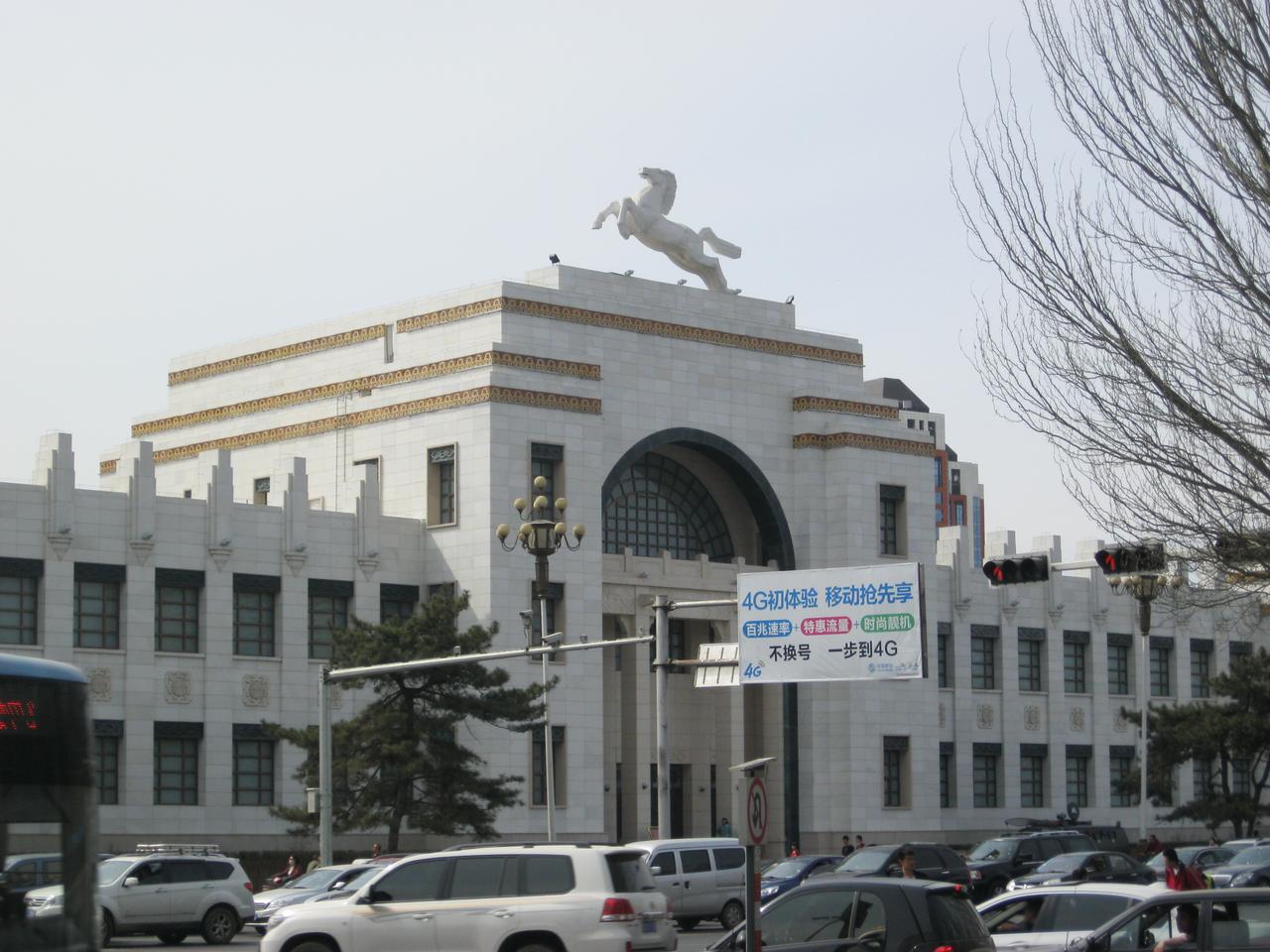 原内蒙古博物馆旧址楼顶白马雕像