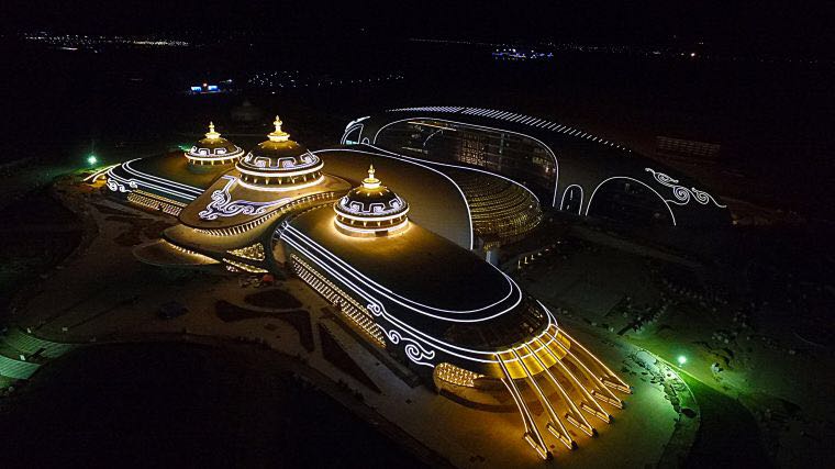 夜景航拍：穹顶在灯光下呈现蒙古包轮廓