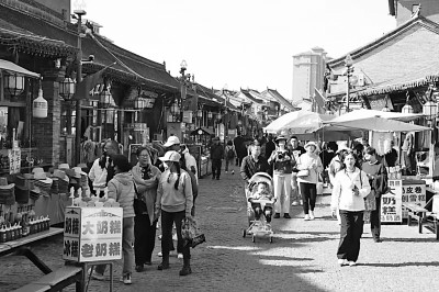 塞上老街东口牌楼与青石路面