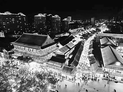 塞上老街夜间灯火与游客