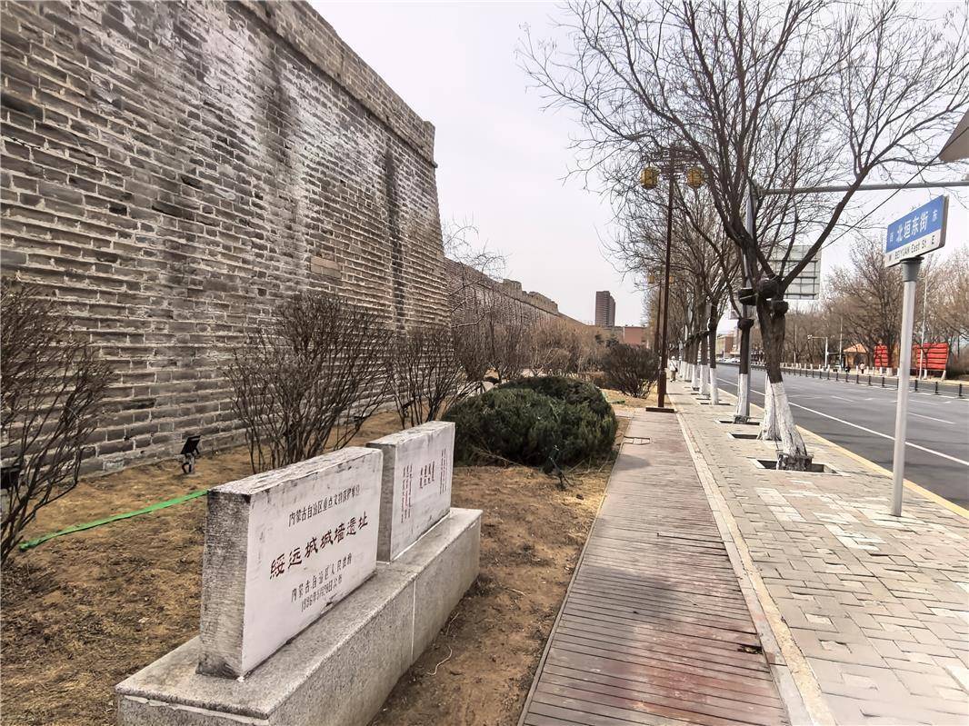 城墙与现代街道并行