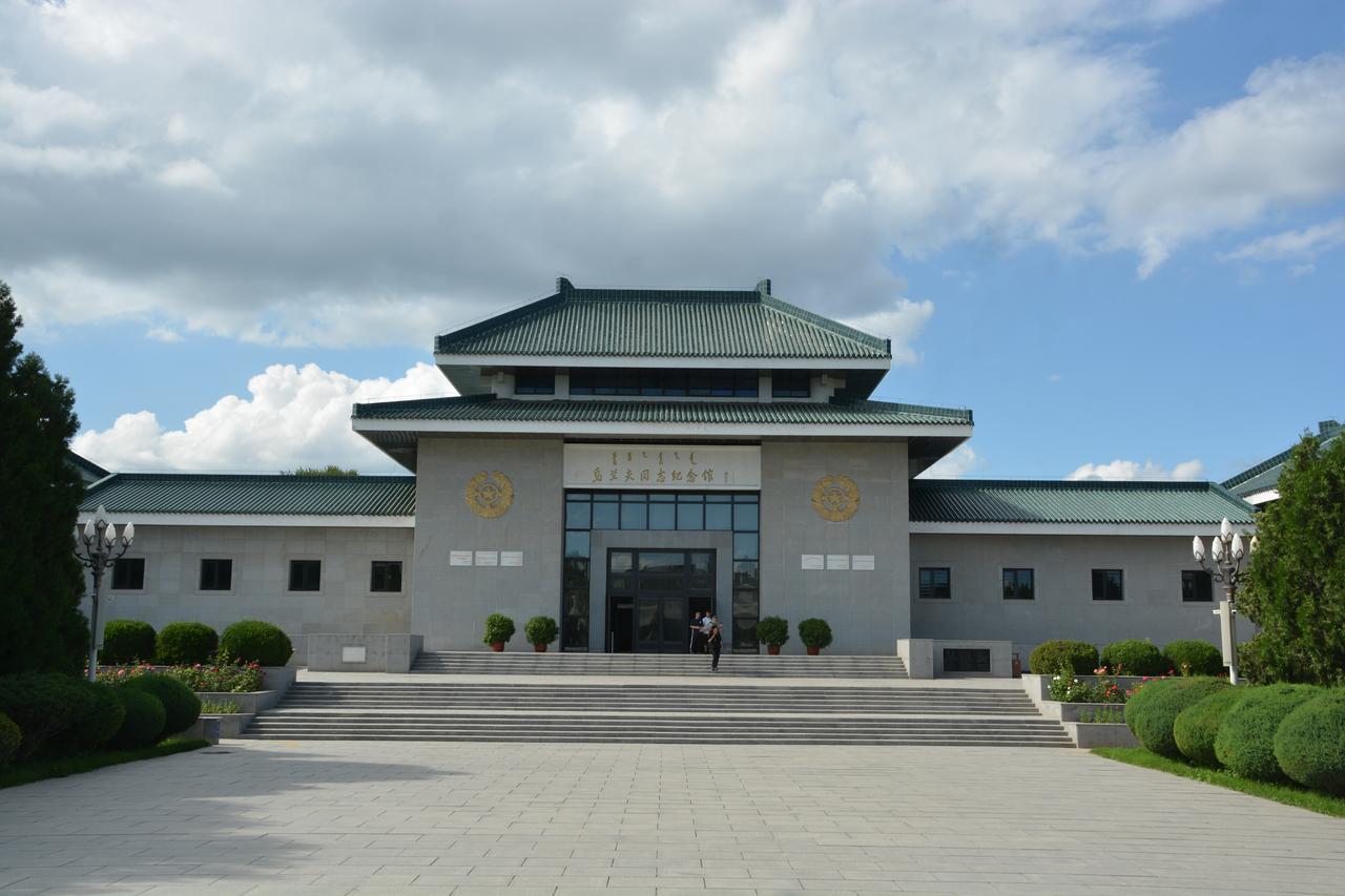 乌兰夫纪念馆主馆正面，青瓦屋顶、汉白玉台阶，建筑融合蒙汉风格