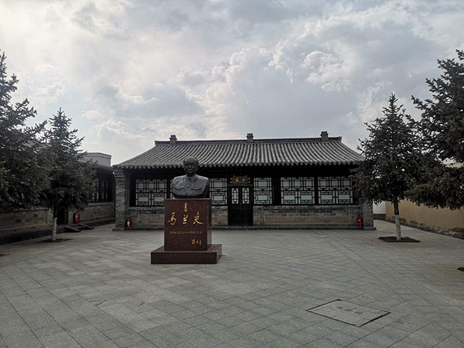 纪念馆内景，展墙陈列大量历史照片