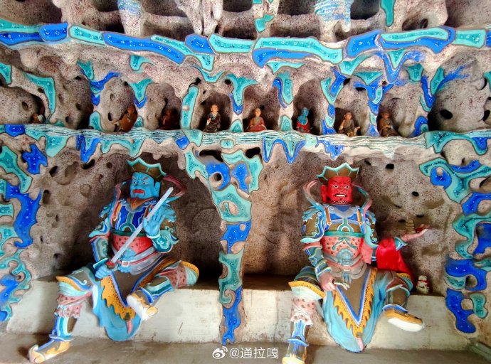 庆缘寺殿内十八罗汉与护法神像