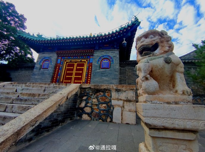 庆缘寺山门与石狮