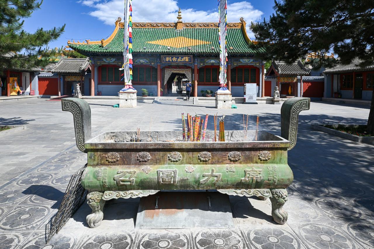 席力图召大经堂正面，清晰可见藏式平顶与汉式歇山顶的拼接