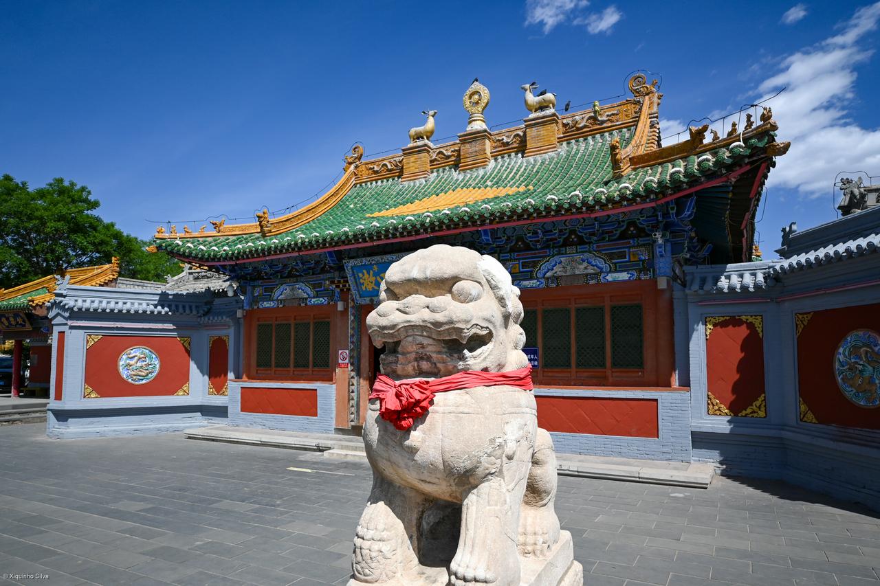 席力图召汉白玉长寿佛塔，为早夭活佛祈福而建