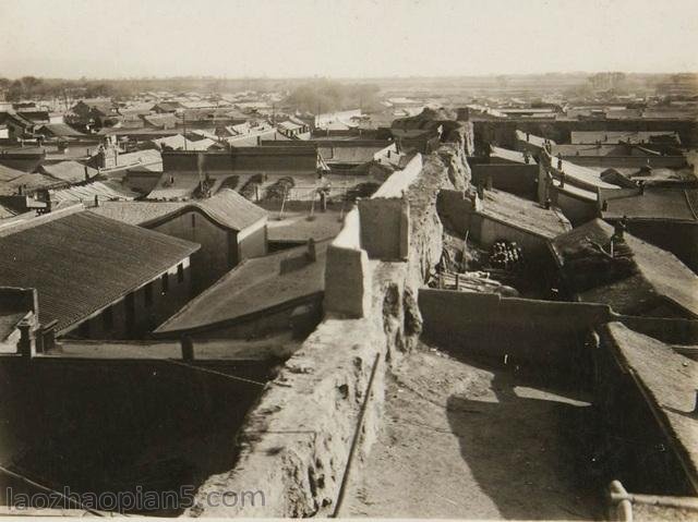 1937 年的绥远城街景，画面中有骆驼和传统商铺