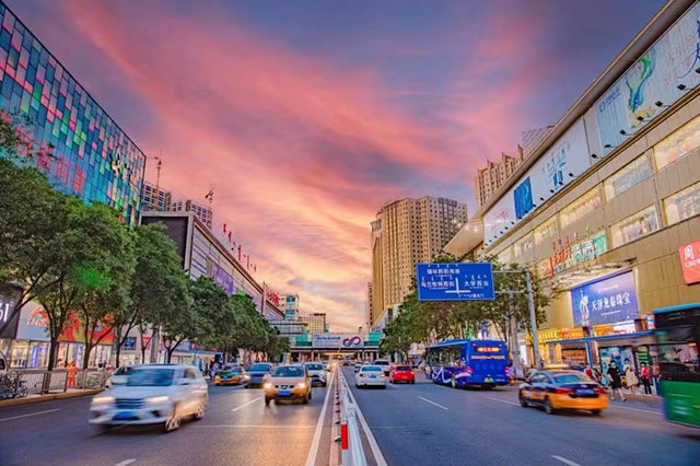 呼和浩特中山西路与锡林郭勒南路交叉口现代街景