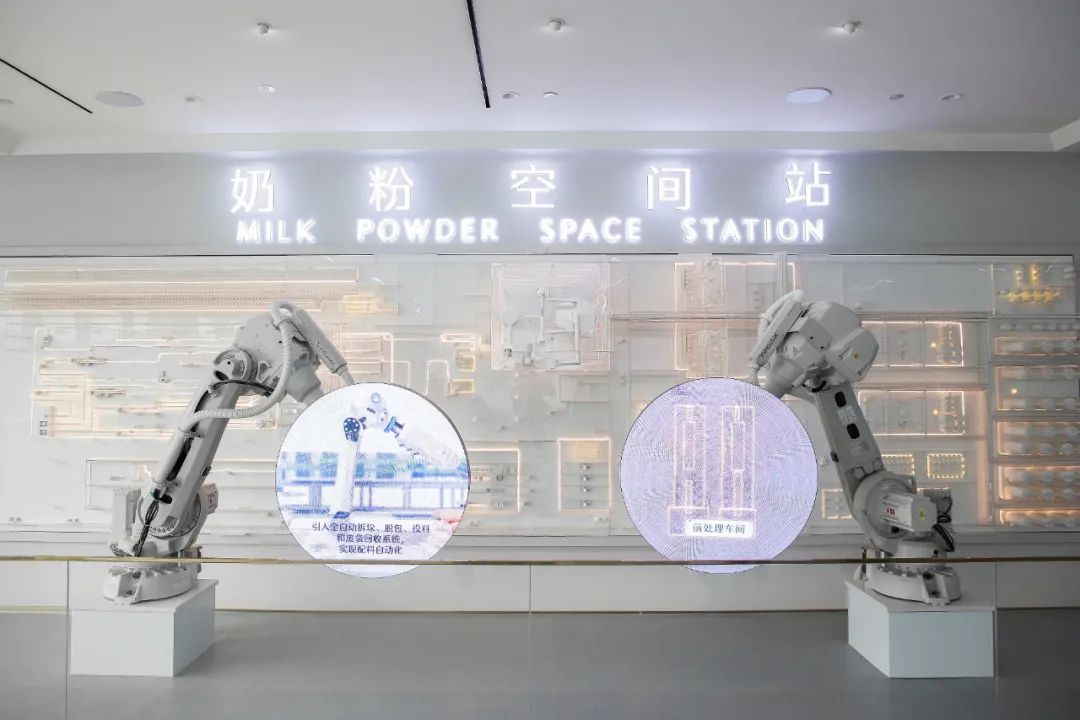 奶粉太空站互动装置前的机械臂展示
