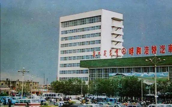 新华大街从火车站向东延伸的城市景观