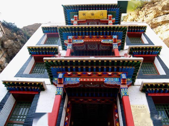 喇嘛洞（银洞）入口建筑嵌入岩壁