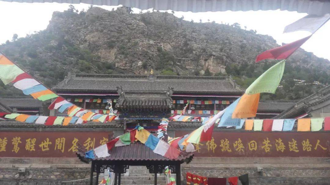 喇嘛洞召前寺殿堂与山体关系