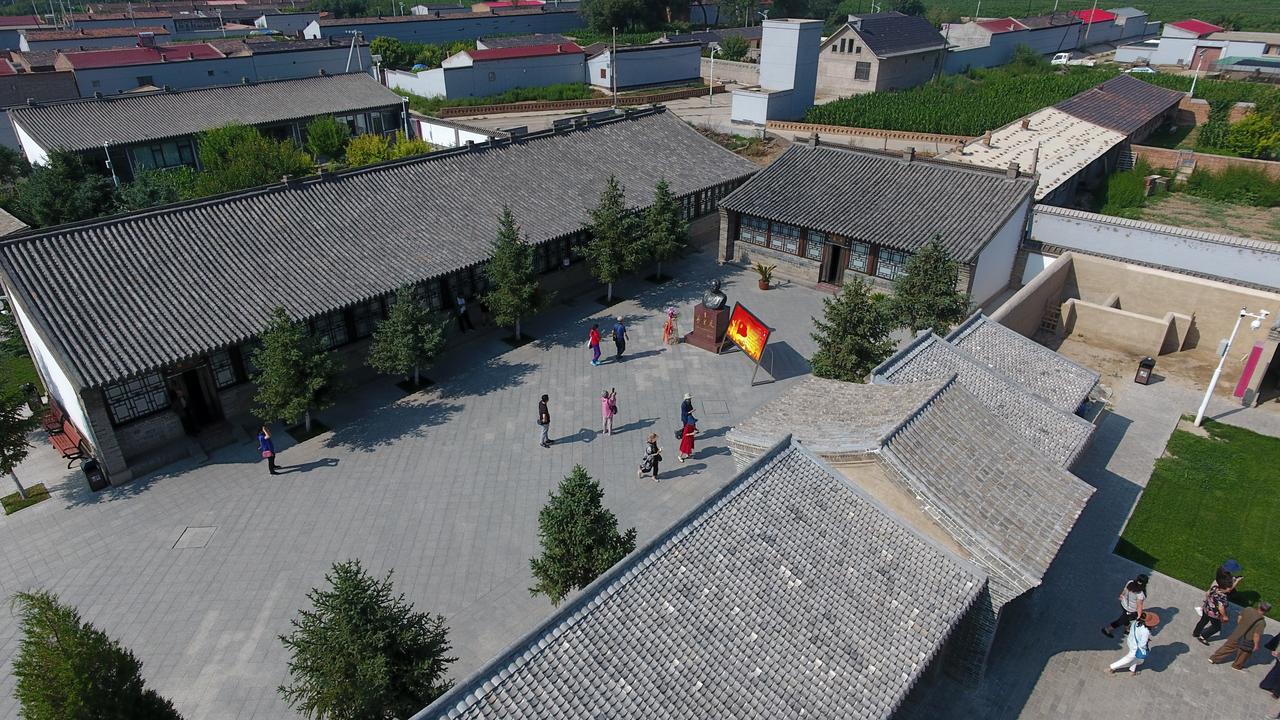 乌兰夫故居纪念广场全景,游客在院落中参观