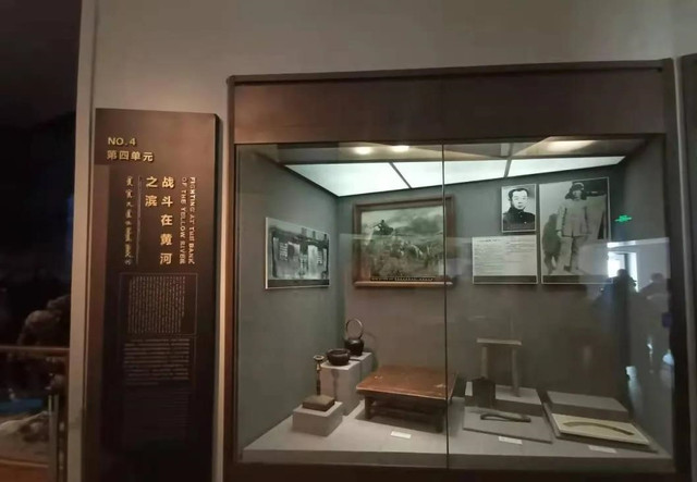 乌兰夫故居展室内部,展柜中陈列文物和生平照片