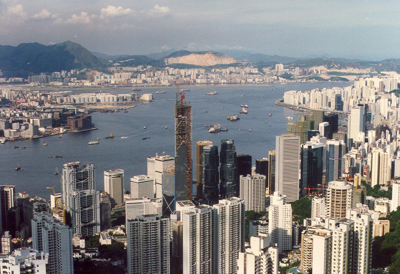 中银大厦施工中的骨架，可见外露的三角形钢桁架从四个角柱向外伸展。