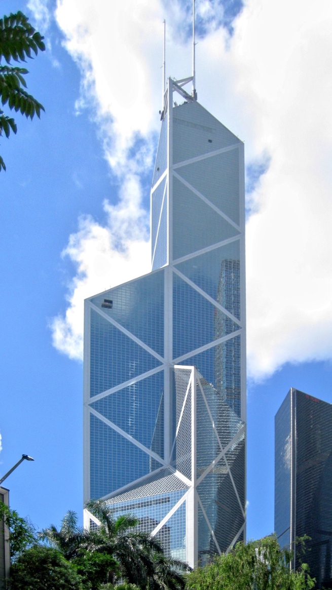 仰视中银大厦，玻璃幕墙反射着天空和周边建筑，钻石形斜撑图案在镜面中若隐若现。