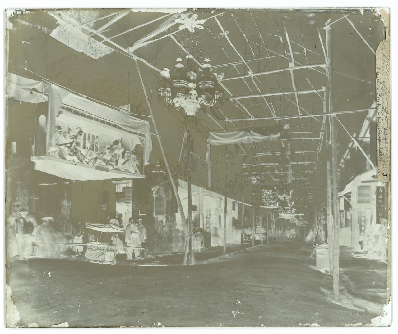 1869 年英国摄影师约翰·汤姆逊（John Thomson）拍摄的文咸街，画面中可见当时街道两侧的低层商铺和沿街行人的日常穿着。