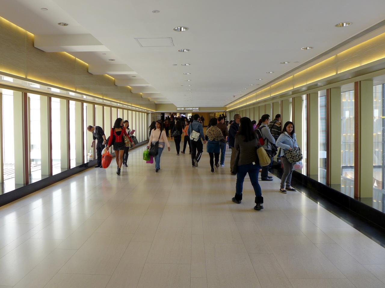 Alexander House和Chater House之间的天桥连接段，展示了建筑之间的封闭式通道。
