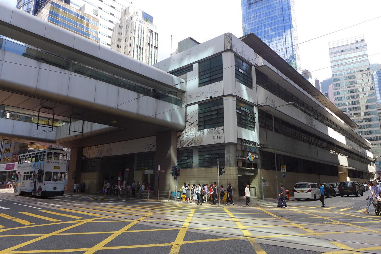 中环街市建筑外观,德辅道中视角,水平长窗和圆角转角清晰可见