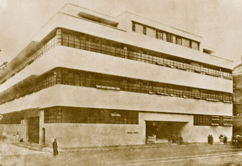 中环街市改造前原始面貌的历史照片,可见1939年落成时的建筑外观和底层开敞空间。